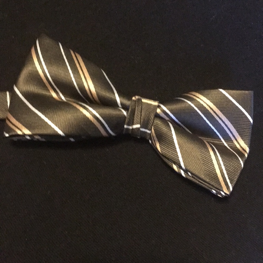 Bow Tie ( pre tied ) Great condition!